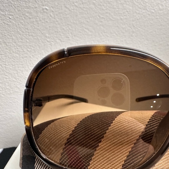 Authentic Burberry sunglasses. - Picture 2 of 6